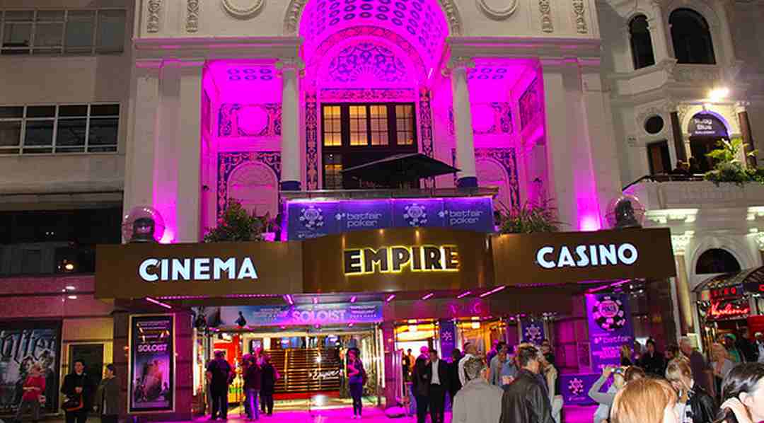 Empire Casino tọa lạc ngay tại tâm điểm của quảng trường Leicester