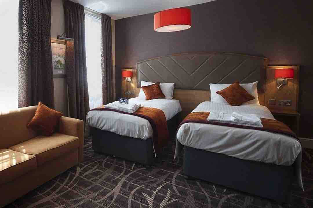 Phòng ngủ Diamond Crown Hotel & Casino trang trí theo tone cam đất thanh lịch