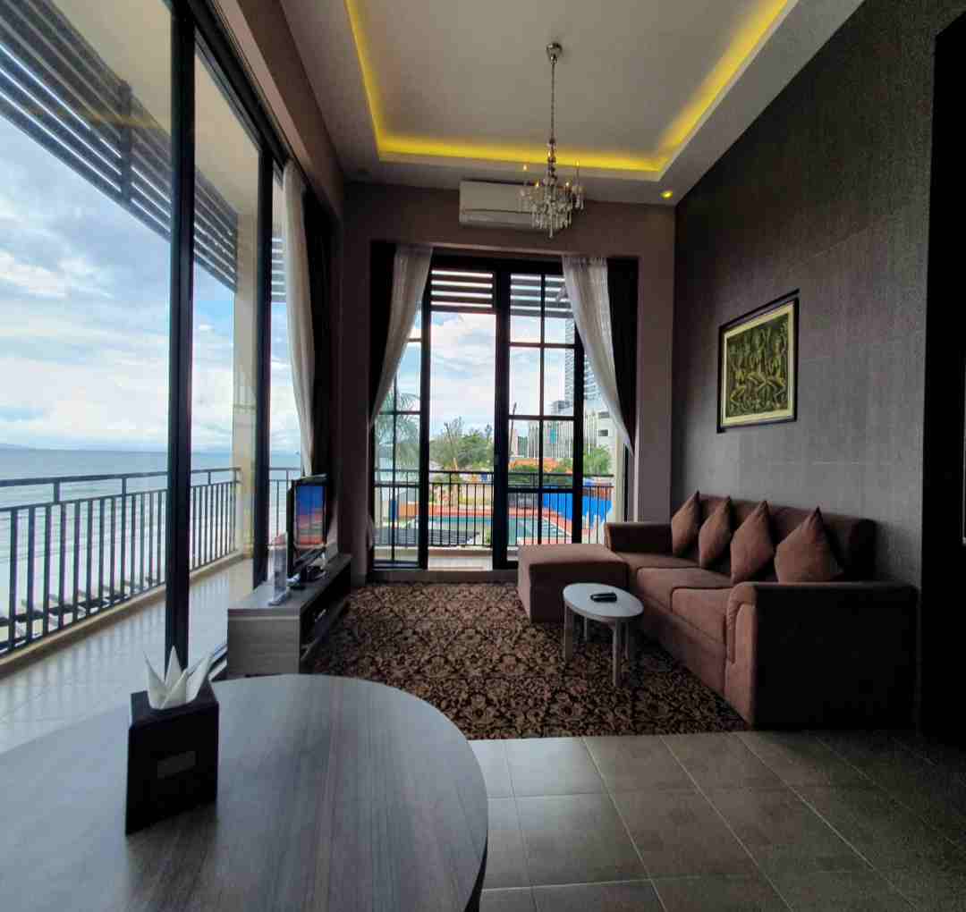 Holiday Palace Hotel & Resort có phòng ăn hướng ra biển đủ tiện nghi