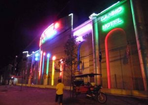 Khung cảnh về đêm bên ngoài Kampong Som City Casino