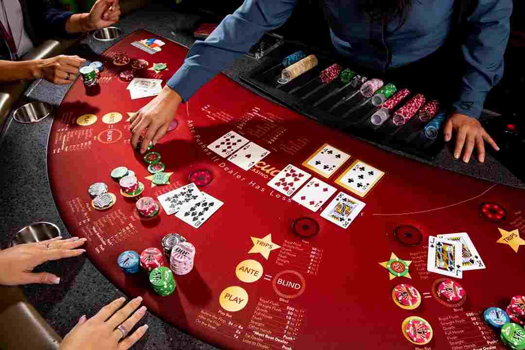 Người chơi không đặt tay vào bàn khi dealer chia bài theo quy định